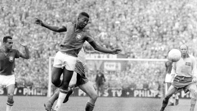 Mit nur 16 Jahren gibt Pelé sein Debüt in der brasilianischen Nationalmannschaft, trifft direkt in seinem ersten Länderspiel und wird so der jüngste Torschütze der Selecao. Ein Jahr nach diesem Einstand nach Maß nimmt er an der WM in Schweden teil. In der legendären Offensive mit Garrincha, Vava und Mario Zagallo sticht Pelé mit seinem leichtfüßigen und treffsicheren Spiel noch hervor und begeistert den gesamten Zuckerhut. Am Ende stehen sechs Tore in vier Spielen - und der erste WM-Titel Brasiliens.