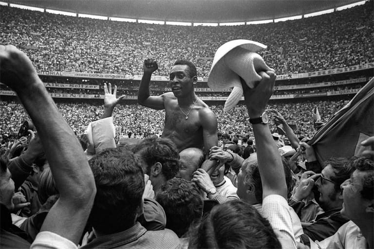 Die Versöhnung und der endgültige Schritt auf den Fußball-Olymp folgt 1970. Nach zwischenzeitlicher Ausmusterung reist Pelé topfit nach Mexiko und glänzt im variablen Team unter Ex-Mitspieler und Neu-Nationalcoach Mario Zagallo. Der Lohn der harten Arbeit: WM-Titel Nummer drei. Ein Jahr nach dem Turnier und nach 77 Treffern in 92 Spielen tritt der Rekordtorschütze der Selecao aus der Nationalmannschaft zurück.