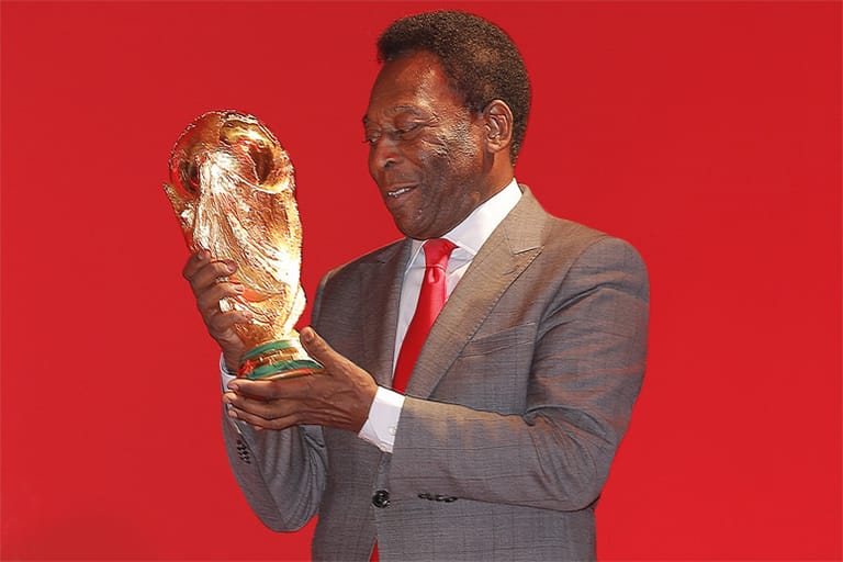 Als lebende Legende bleibt Pelé dem Fußball erhalten und macht es wie Franz Beckenbauer in Deutschland: Er hilft, die WM ins Heimatland zu holen. Der Titel im eigenen Land bleibt Brasilien allerdings verwehrt - das DFB-Team triumphiert an der Copacabana.