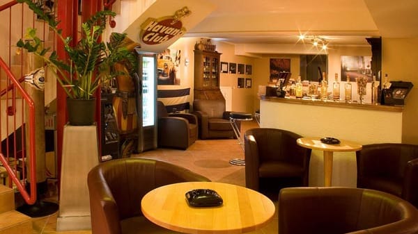 Gute Drinks, feiner Espresso und über zehntausend Pfeifen und Zigarren eine Etage höher: In der Lounge des renommierten Kölner Tabakfachgeschäfts von Peter Heinrichs (Hahnenstrasse 2-4, 50667 Köln) ziehen sich auch Prominente gerne zurück. Hier können sie ganz in Ruhe ihre Zigarre oder Pfeife rauchen – wie jeder andere Kunde auch.