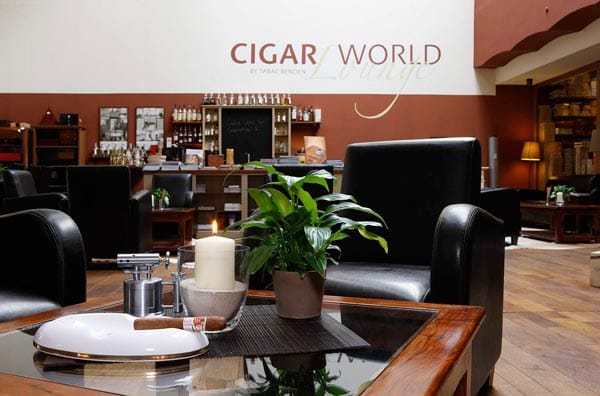 Die größte Lounge Europas: In Düsseldorf haben die Geschwister Patricia und Marc Benden mit der Cigar World Lounge eine Oase für Tabakgenuss auf 1000 Quadratmetern eingerichtet (Burghofstrasse 28, 40223 Düsseldorf). Hier gibt es neben einer riesigen Auswahl feiner Zigarren auch freies WLAN, Besprechungsräume, ein Kino und eine Terrasse.