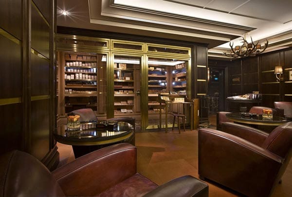Holz, Leder, Humidor und Geweih: In der Cigar Lounge des Breidenbacher Hofes haben Tabakfreunde exklusive Atmosphäre und eine gute Zigarrenauswahl.