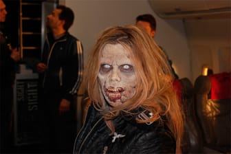 Michaela Schaffrath als Zombie in "Sky Sharks". In dem Film findet ein Geologen-Team in einer Höhle unter der Arktis ein noch funktionierendes Labor der Nazis. Dort wurden einst fliegende Haie gezüchtet, die von genetisch mutierten untoten Supermenschen geritten werden. Um die Erde vor dieser Spezies zu retten, muss eine Task-Force zusammengestellt werden.