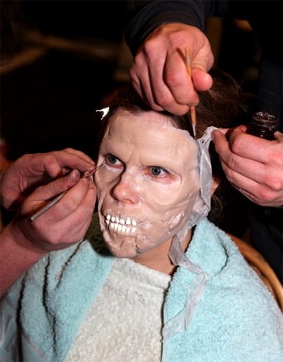 Für ihre Zombie-Hauptrolle musste sich die Schauspielerin einer aufwändigen Prozedur in der Maske unterziehen.