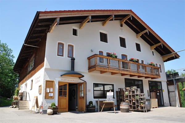 "Do geht's nei": Das Gasthaus der jungen Craft Beer-Brauerei Camba Bavaria im bayerischen Truchtlaching an der Alz (Chiemgau) strahlt Tradition aus.
