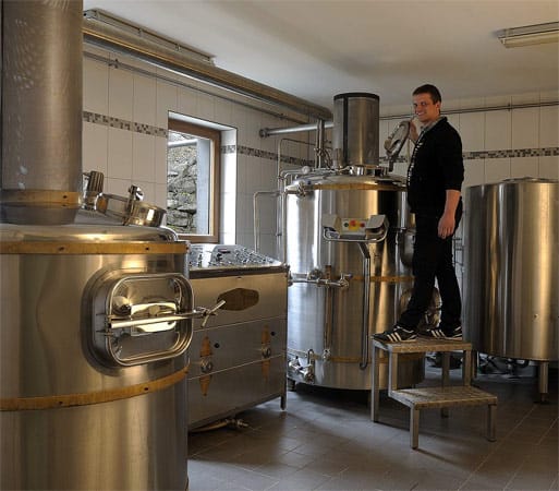 Bevor die Gourmet-Biere von Mike Schmitt und seinem Nikl Bräu im urigen Gasthaus ins Glas kommen, ist für ihn viel Arbeit bei der Produktion nötig.