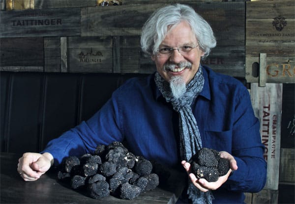Ralf Bos handelt seit 25 Jahren mit den unterirdisch wachsenden Pilzen.