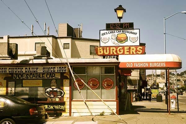 Herkunft des Burgers: Amerika und seine unzähligen Burgerläden im typischen amerikanischen Retrostil.