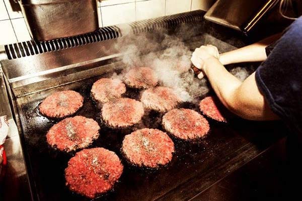 Es gibt letztlich nur zwei Hauptbestandteile eines Burger: das Fleisch (Pattie) und das Brötchen. Beides sollte hochwertig und frisch sein.