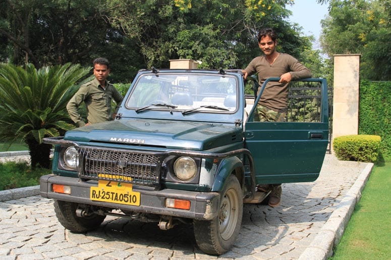 Ranger Mazhar Khan (r) führt die Touristen zu den Tigern. (Nur zur redaktionellen Verwendung im Zusammenhang mit dem genannten Text.