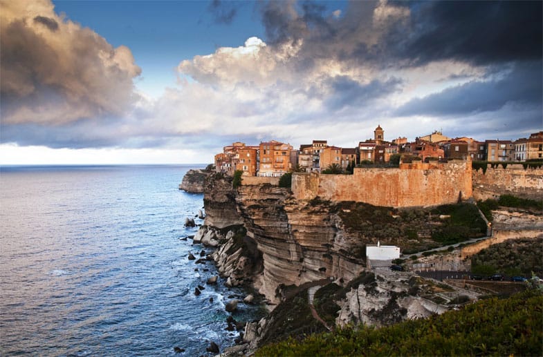 Platz 9 in Europa: Die Hafenstadt Bonifacio an der südlichen Spitze der Insel Korsika blickt auf eine lange Geschichte zurück – von den prähistorischen Araguina-Sennola Höhlen bis zu den zu den genuesischen Türmen.