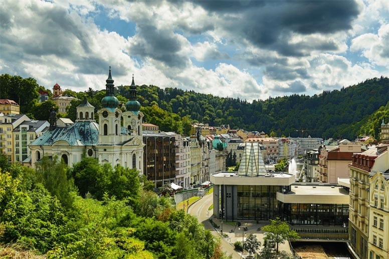 Platz 8: Der Kurort Karlovy Vary (Karlsbad) in der Tschechischen Republik) ist berühmt für seine heißen Quellen und an der Mündung des Teplá gelegen. Reisende zieht es vor allem in die Spa Resorts als Rückzugsmöglichkeit. Für diejenigen, die mehr Abenteuer suchen, bietet sich das Wandern in der Umgebung oder die Erkundung der Stadt mit all ihrer Jugendstil- und Barock-Architektur an.