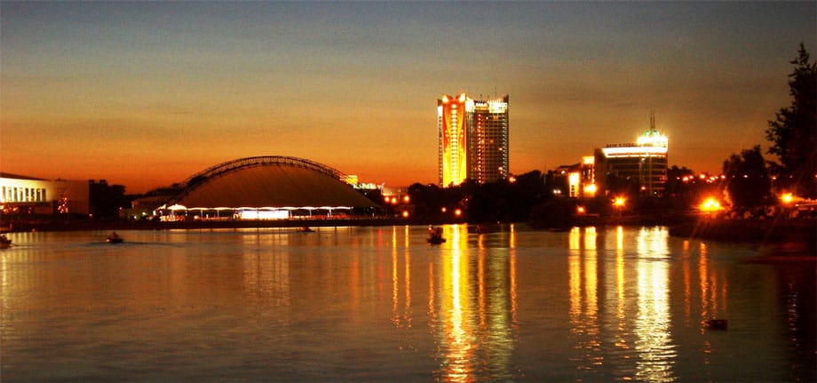 Die moderne Hauptstadt Minsk von Weißrussland liegt idyllisch am Fluss Swislatsch und hat sich für ihr Nachtleben, Restaurants, Kunstgalerien und Theater einen Namen gemacht.