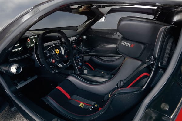 Nicht viele Menschen werden die Möglichkeit bekommen, in dieses Cockpit zu steigen. Bei dem Ferrari FXX K handelt es sich um eine Entwicklungs-Kleinserie mit einem exklusiven Kundenkreis. Dessen Erfahrungen sollen für zukünftige Serienmodelle genutzt werden.