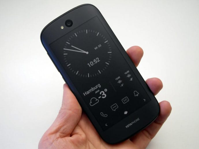 Statt Akkudeckel: Das Unterscheidungsmerkmal der Yotaphones gegenüber herkömmlichen Handys ist der E-Ink-Bildschirm auf der Rückseite.