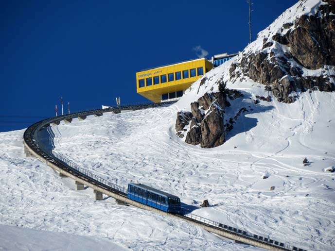 Bergauf und bergab: 53 Bergbahnen erschließen rund 350 Pistenkilometer um St. Moritz. Diese Standseilbahn bringt die Gäste zur Corviglia.