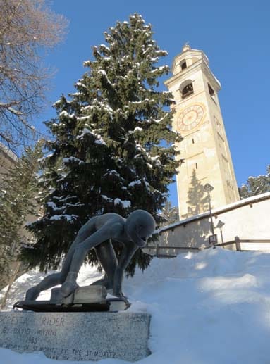Volle Fahrt voraus: 1985, zum 100. Jubiläum des Cresta Run, entstand die Bronze-Skulptur eines Skeleton-Fahrers unterhalb des Schiefen Turms von St. Moritz.