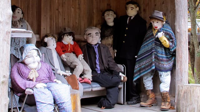 Die lebensgroßen Puppen haben sich längst zu einer Touristenattraktion entwickelt.