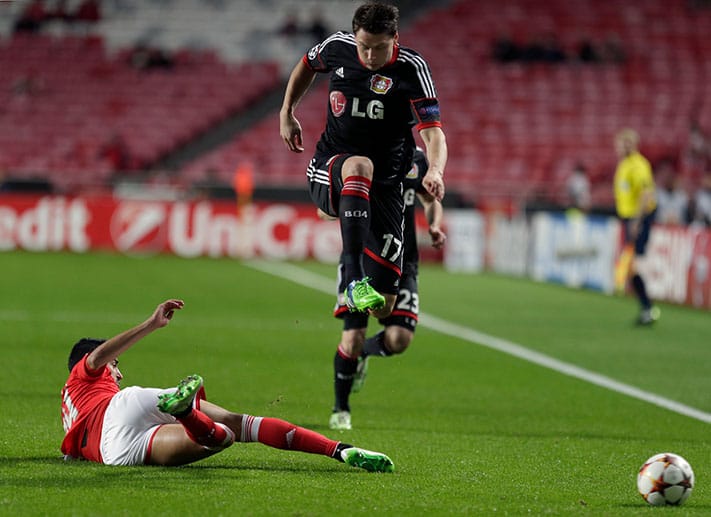 Leverkusen spielt zu Beginn des Spiels aggressiv nach vorn. Benficas Andre Almeida (li.) versucht Sebastian Boenisch den Ball abzunehmen.