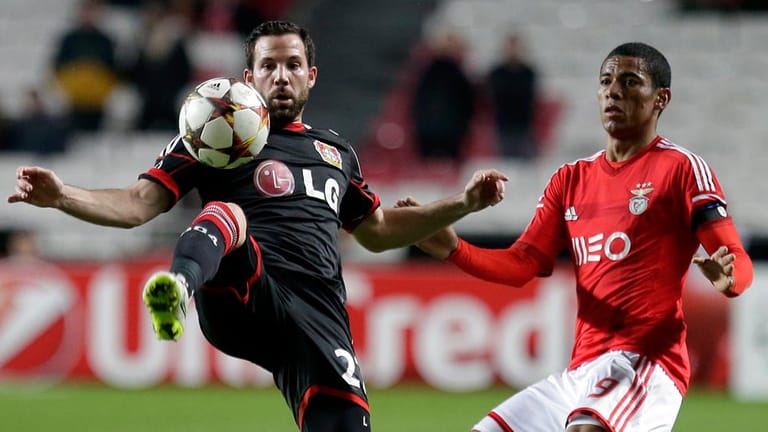Tolle Ballkunst: Leverkusens Gonzalo Castro (li.) versucht den Ball unter Kontrolle zu bekommen, damit Derley Marinho ihn nicht erobern kann.