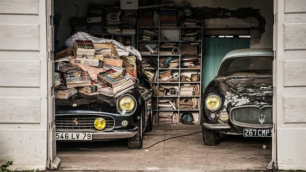 Sie fanden den Ferrari 250 GT SWB California Spider (im Bild links), der einst Alain Delon gehörte, unter einem Stapel Zeitschriften. Der Wagen wurde nun für 16,3 Millionen Euro verkauft. Daneben parkte ein Maserati A6G Gran Sport Frua. Der Maserati erzielte einen Preis von 1,72 Millionen Euro.