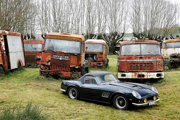 Auch rostige Lkw-Ruinen standen auf dem Anwesen - der Besitzer hatte ein Transport-Unternehmen. Vorn der Ferrari 250 GT California SWB von Alain Delon.