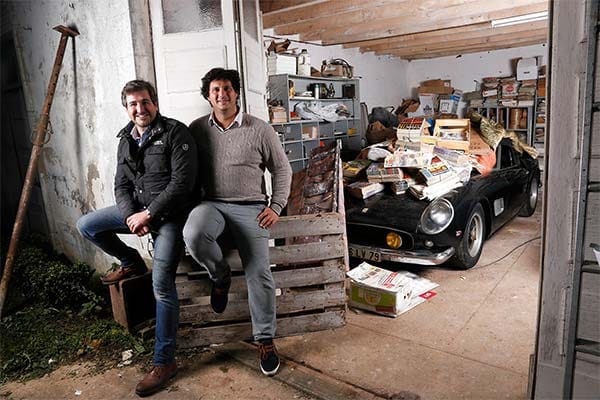 Die beiden Entdecker der spektakulären Sammlung vom Auktionshaus Artcurial: Matthieu Lamoure, Geschäftsführer der Automobilsparte (links) und Pierre Novikoff, Automobil-Experte bei Artcurial (rechts). Die Versteigerung erlöste Millionen.