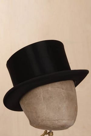 Seinen Namen verdankt der Chapeau Claque dem Geräusch beim "Aufschlagen" des zusammengefalteten Hutes. Der feine Zylinder aus Seidensatin aus der Manufaktur Falkenhagen kostet etwa 370 Euro.