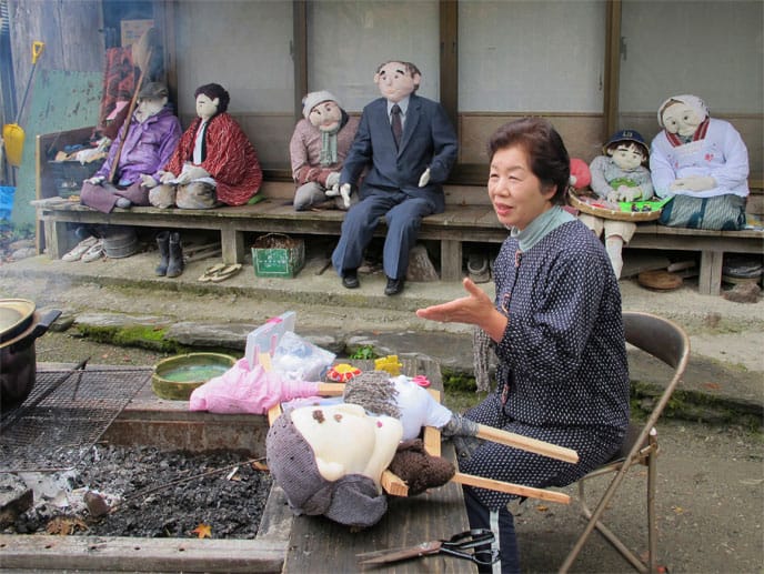 Tsukimi Ayano wollte nicht mehr mit ansehen, wie ihr Dorf immer einsamer wurde. Stattdessen ersetzte sie die Weggezogenen oder Verstorbenen durch lebensgroße Puppen.