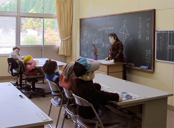 Auch in der Grundschule, die vor zwei Jahren zumachte. Ayano hat die blitzsauberen Klassenzimmer mit ihren Puppen gefüllt, die nun die Plätze von Lehrern und Schülern einnehmen.