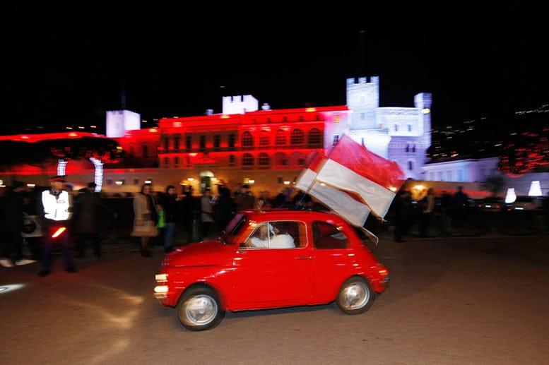 Jubel auf dem fürstlichen Felsen: Die Einwohner Monacos feiern die Geburt von Charlènes und Alberts Zwillingen. Hier bringt der Fahrer eines Fiat 500 mit monegassischen Flaggen an seinem Vehikel seine Freude zum Ausdruck.