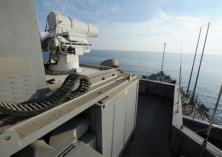 Die Tests sind erfolgreich verlaufen. Das Laser Weapon System (LaWS) hat ein unbemanntes Schnellboot und eine Drohne beschossen.