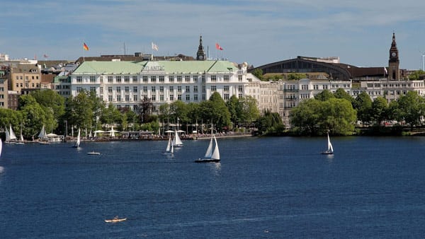 Das "Atlantic Kempinski" in Hamburg wurde am 2. Mai 1909 als Hotel für die Erste-Klasse-Passagiere diverser Luxusliner eröffnet. Schließlich reiste man vor Aufkommen des Luftverkehrs stilvoll per Schiff und begleitet von wuchtigen Schrankkoffern. Namhafte Gäste wie Herbert von Karajan, Aristoteles Onassis oder Charles de Gaulle wohnten hier. Udo Lindenberg gilt gar als Dauergast. Ein Doppelzimmer kostet ab 199 Euro pro Nacht.