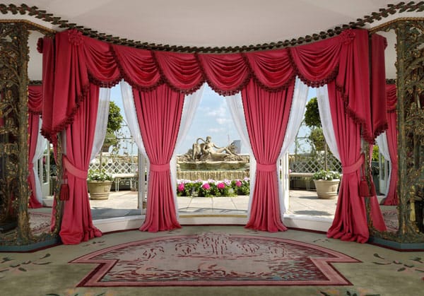 Seit 1987 gehört das "Dorchester" dem Sultan von Brunei. Im Laufe der Jahrzehnte hat der sich ein Hotel-Imperium zusammen gekauft, das von Los Angeles über London und Paris bis nach Mailand und Rom reicht. Grandhotels wie das "Meurice", das "Plaza" (beide Paris), das "Richemond" (Genf) oder das "Eden" in Rom gehören dazu.
