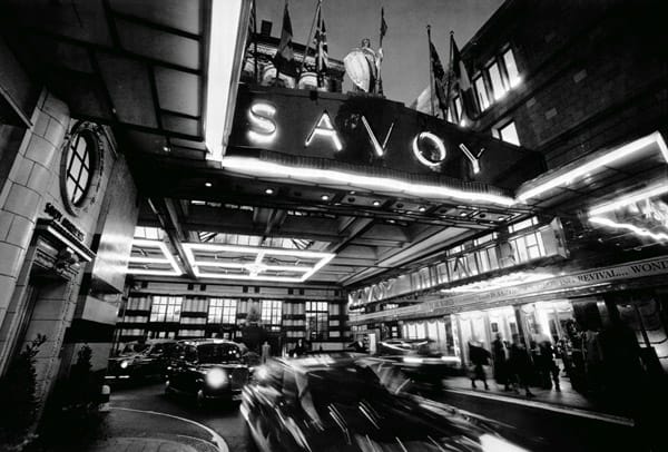 Eigentlich sollte an der heute exklusiven Londoner Adresse Strand nur der Generator zur Stromerzeugung für das Savoy-Theater gebaut werden. Ein gewisser Richard D'Oyly Carte führte hier seit 1881 komische Opern von Gilbert und Sullivan auf. Weil die beiden Künstler auch in Amerika beliebt waren, reiste Carte regelmäßig über den großen Teich. Dort lernte er die Luxushotels Amerikas kennen. Und dachte um. Nun wollte er deren Errungenschaften auch den Londonern nahe bringen. Das Resultat war das "Savoy".