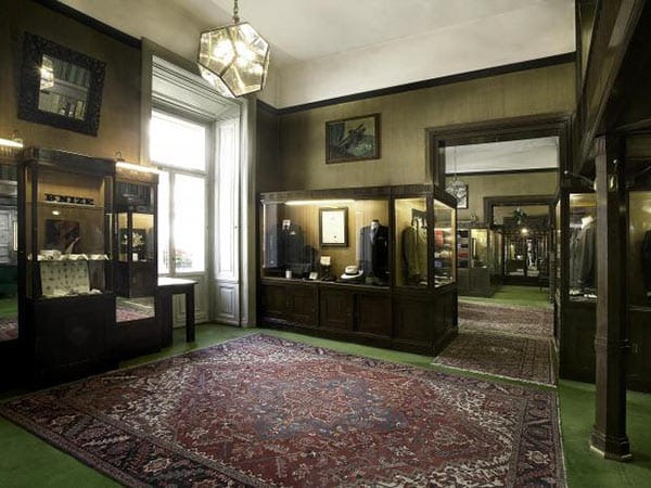 Das traditionsreiche Mode-Atelier Knize in Wien steht für klassische Herrenmode. Ausgefallene Wünsche werden hier nicht erfüllt.
