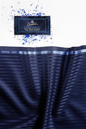 Nicht nur auf feinste Tuche, wie das mit Lapis Lazuli durchwirkte 150er Kaschmir, versteht sich der belgische Edelweber Scabal. In seiner Londoner Dependance in der renommierten Savile Row kann man sich auch komplette Anzüge daraus fertigen lassen.