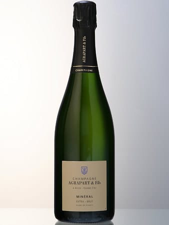 2004 Agrapart & Fils Grand Cru Minéral Extra Brut Blanc de Blancs: Das Champagnerhaus liegt in Avize und wurde 1950 gegründet. Der Grundwein für den Minéral wird zur Hälfte in kleinen Holzfässern ausgebaut und reift nach der zweiten Gärung für fünf Jahre auf der Hefe. Für 113 Euro bei Kierdorf Wein zu kaufen. Der Jahrgang 2005 ist für 80 Euro zu haben.