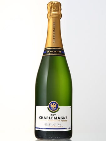 Das Weingut Guy Charlemagne liegt in der Cote des Blancs, um genau zu sein in Le Mesnil sur Oger. Der Wein besteht aus 100 Prozent Chardonnay und duftet nach frischem Apfel und Zitronentarte. Für 30,90 Euro bekommt man den Champagner bei Carl Tesdorpf.