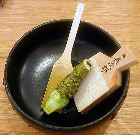 Wasabi ist japanischer Meerrettich, der deutlich schärfer ist als der europäische. Die größte Schärfe bietet er frisch aus der Wurzel zubereitet. In Europa ist das aber nur selten zu bekommen.