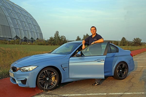 wanted.de-Autor Christian Sauer testete den BMW M3 in "Yas Marina Blau Metallic" und strahlte mit dem auffälligen Lackton um die Wette.