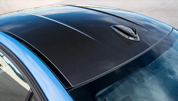 In der neuesten Generation ziert die M3 Limousine ebenso wie das M4 Coupé ein besonders leichtes Dach aus Carbon.