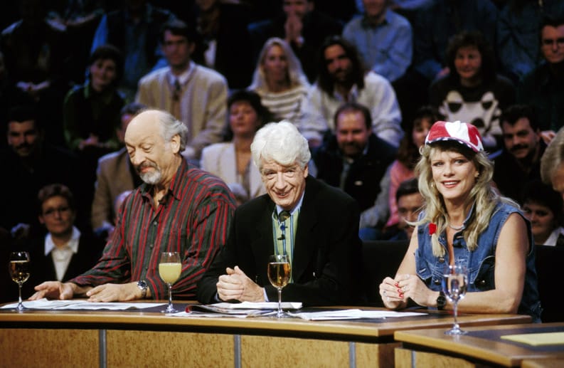 In der RTL-Sendung "7 Tage, 7 Köpfe" war Rudi Carrell von 1996 bis 2002 zu sehen. Ursprünglich wollte er nur sieben Folgen mit dabei sein, um die Sendung populär zu machen. Nach dem grandiosen Erfolg blieb er jedoch länger. Als die Show 2005 endete, hatte er einen kurzen Auftritt, in dem er Harald Schmidt ein Glas Wasser überschüttete.