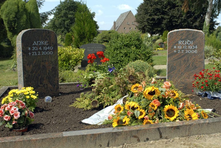 Rudi Carrell starb am 7. Juli 2006 im Alter von 71 Jahren an Lungenkrebs. Er wurde auf dem Friedhof im niedersächsischen Heiligenfelde beigesetzt. Sein letzter Wunsch war, dass die Urne seiner zweiten Ehefrau Anke umgebettet und neben ihm bestattet wird.