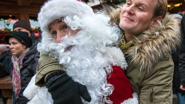 Selbst Weihnachtsmänner sind im "Tatort: Weihnachtsgeld" verdächtig.