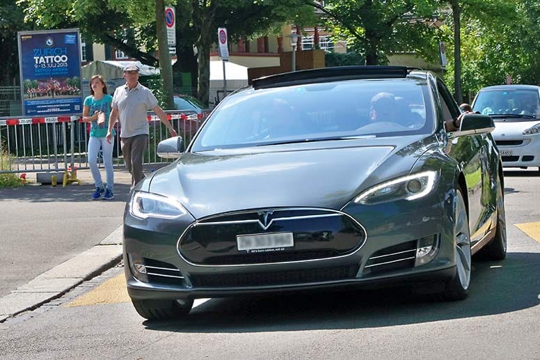 Luxus in ganz leise: Das rein elektrische Tesla Model S markiert die Oberklasse im Bereich der E-Fahrzeuge. Die Top-Version kostet mehr als 100.000 Euro.