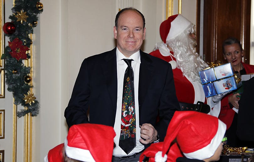 Höfisches Protokoll ist streng, die adeligen Kleidungsvorschriften sind penibel einzuhalten, doch Fürst Albert hat ein kleines Schlupfloch gefunden: Seine Krawatte setzt einen deutlichen Weihnachtsakzent.