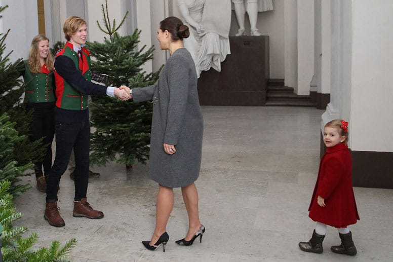 "Von drauß' vom Walde komm ich her" - Schwedens Prinzessin Estelle darf mit Mama Victoria den Weihnachtsbaum für das Schloss aussuchen.