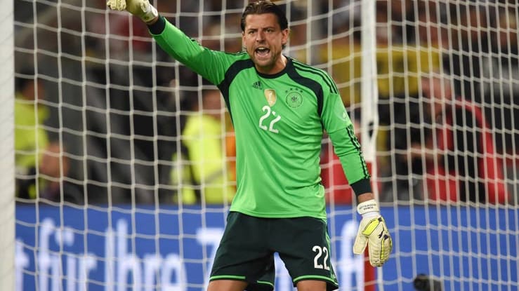 Bei der WM war Dortmunds Roman Weidenfeller die etatmäßige Nummer zwei. In Brasilien blieb er allerdings ohne Einsatz. Weidenfeller hatte ein verhältnismäßig spätes Debüt in der Nationalelf. Nachdem er bis 2001 für die U21-Nationalmannschaft im Einsatz war, berief ihn Bundestrainer Joachim Löw erst 2013 im Alter von 33 Jahren erstmalig in den A-Kader.