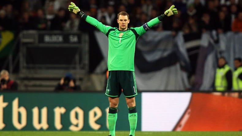 Seit Generationen beschäftigt die Nation die sogenannte "T-Frage": Wer ist die Nummer eins im deutschen Tor? Doch aktuell stellt sich eigentlich nicht die Frage. Denn die DFB-Elf hat mit Manuel Neuer einen hervorragenden Torhüter und mit ihm die unangefochtene Nummer eins im Kasten. Sein Debüt in der A-Nationalmannschaft gab Neuer 2009. Zu seinem größten Erfolg zählt zweifelsohne der Gewinn des WM-Titels 2014.